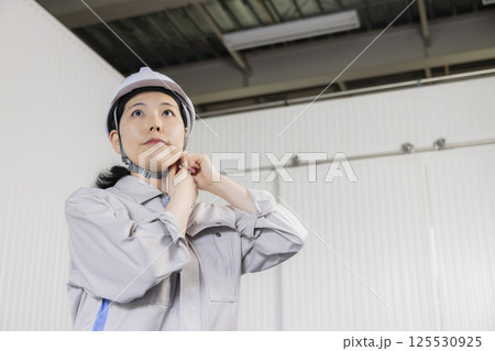 作業着を着たミドル女性　   125530925