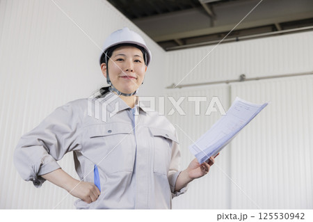 作業着を着たミドル女性 作業着を着たミドル女性 125530942