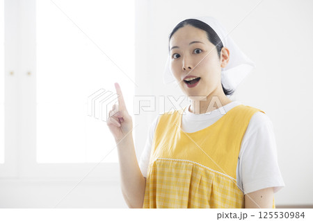エプロンと三角巾の女性 エプロンと三角巾の女性 125530984