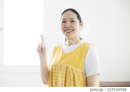 エプロンと三角巾の女性　 125530986