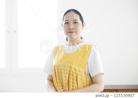 エプロンと三角巾の女性　 125530987