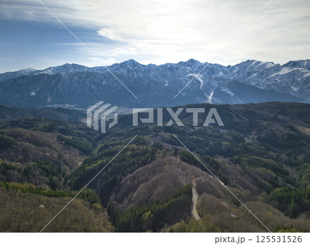 白沢峠からの雄大な後立山連峰の眺め　長野県白馬村（ドローンによる空撮） 125531526