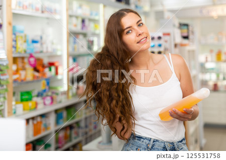 Young woman in drugstore 125531758