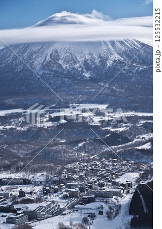 ニセコ東急 グラン・ヒラフ・ゲレンデのセンターコースから羊蹄山を望む ニセコ東急 グラン・ヒラフ・ゲレンデのセンターコースから羊蹄山を望む 125532215