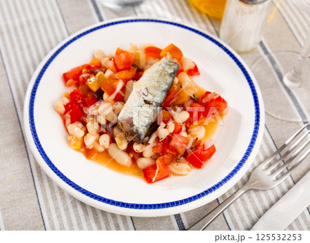 Salad with sardines, beans and pim tom Salad with sardines, beans and pim tom 125532253