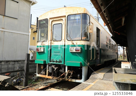 紀州鉄道西御坊駅に停車中のKR301(日本 和歌山県御坊市) 紀州鉄道西御坊駅に停車中のKR301(日本 和歌山県御坊市) 125533846