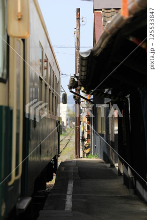 まっすぐ伸びるレールと紀州鉄道西御坊駅に停車するKR301(日本 和歌山県御坊市) まっすぐ伸びるレールと紀州鉄道西御坊駅に停車するKR301(日本 和歌山県御坊市) 125533847