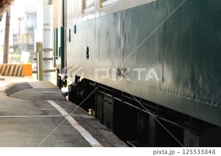 紀州鉄道西御坊駅に停車中のKR301（日本 和歌山県御坊市） 125533848
