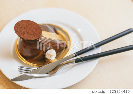 カフェ　皿に盛られているチョコレートのケーキ 125534410