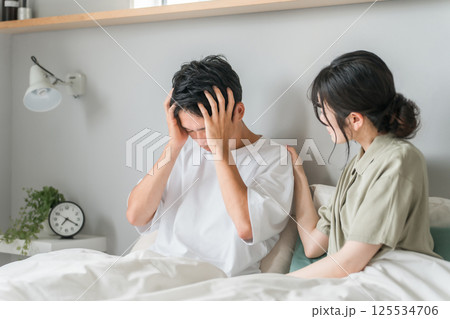 朝寝起き時に悩む男性と女性（若年性認知症・偏頭痛・ショック・体調不良・失敗・疲労） 125534706