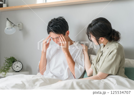 朝寝起き時に頭痛に悩む男性と女性(緊張型頭痛・偏頭痛・こめかみ・体調不良・寝不足・疲労) 朝寝起き時に頭痛に悩む男性と女性(緊張型頭痛・偏頭痛・こめかみ・体調不良・寝不足・疲労) 125534707