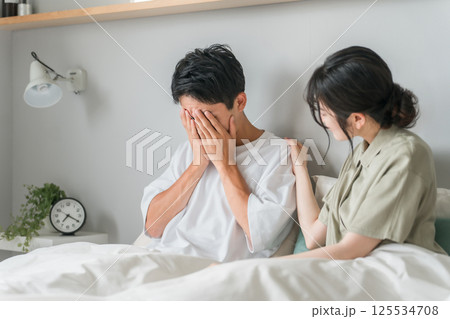 朝寝起きにストレスに悩む男性と女性(適応障害・体調不良・寝不足・疲労・忙しい・不眠症) 朝寝起きにストレスに悩む男性と女性(適応障害・体調不良・寝不足・疲労・忙しい・不眠症) 125534708