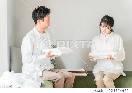 洗濯物を畳む・家事の内容で夫婦喧嘩する夫婦 125534920