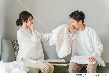 洗濯物の生乾き臭に困る夫婦・臭い・部屋干し 125534923