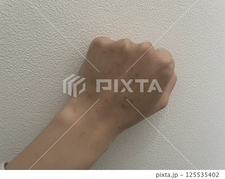 しみが目立つ手の甲 125535402