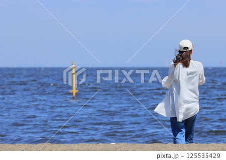 海を眺める女性　女性　後姿　夏イメージ 125535429