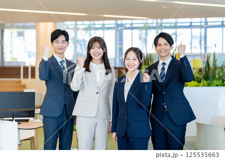 オフィスで働く新入社員の男女 撮影協力:学校法人電波学園 東京電子専門学校 オフィスで働く新入社員の男女 撮影協力:学校法人電波学園 東京電子専門学校 125535663