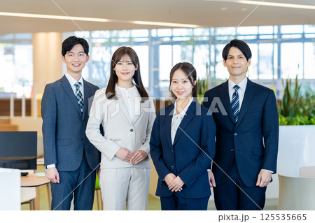 オフィスで働く新入社員の男女　撮影協力：学校法人電波学園　東京電子専門学校 125535665