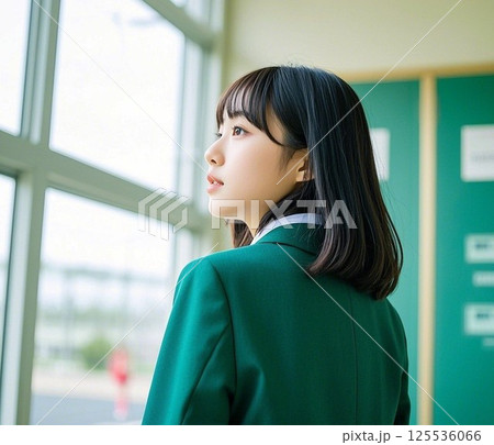 窓の外を見る女子高生 125536066