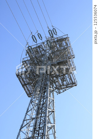 送電鉄塔の終端　送電線の終端鉄塔 125536074