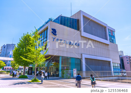 日本の横浜都市景観 センター北駅前の商業施設「ヨツバコ」などを望む 日本の横浜都市景観 センター北駅前の商業施設「ヨツバコ」などを望む 125536468