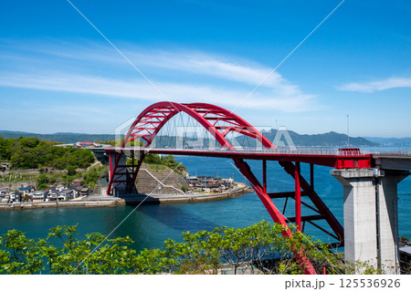 音戸ノ瀬戸に架かる日招き大橋 125536926