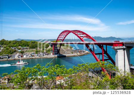 音戸ノ瀬戸に架かる日招き大橋 音戸ノ瀬戸に架かる日招き大橋 125536928