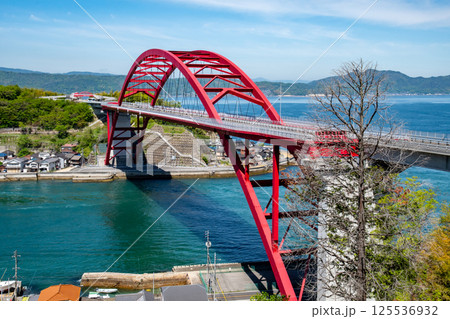 音戸ノ瀬戸に架かる日招き大橋 125536932