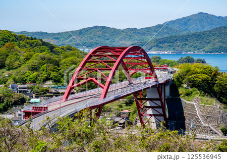音戸ノ瀬戸に架かる日招き大橋 125536945