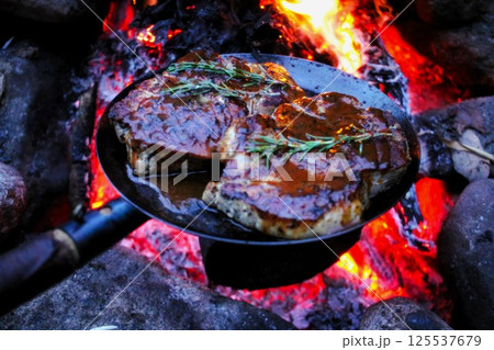 焚火フライパンで肉料理 125537679