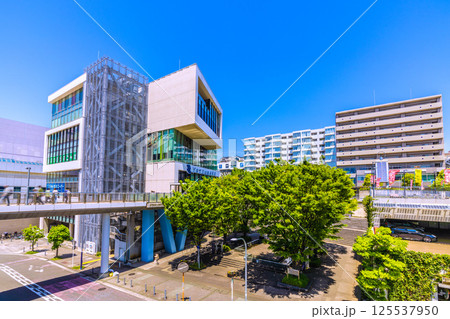 日本の横浜都市景観　センター北駅前の商業施設「ヨツバコ」などを望む 125537950