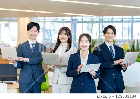 オフィスで働くビジネスマン 撮影協力:学校法人電波学園 東京電子専門学校 オフィスで働くビジネスマン 撮影協力:学校法人電波学園 東京電子専門学校 125538134