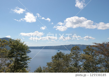 初秋の摩周湖裏摩周からの風景 125538185
