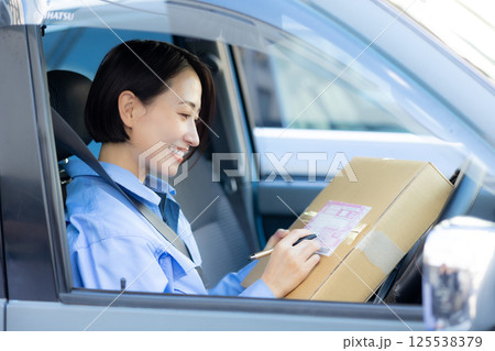 女性　作業着　配達 125538379