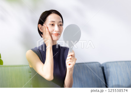 女性　スキンケア	 125538574