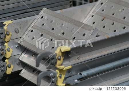 外壁工事の足場と部材 125538906