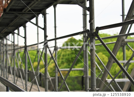 外壁工事の足場と部材 125538910