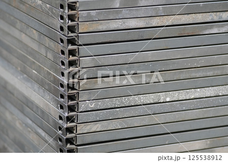 外壁工事の足場と部材 125538912