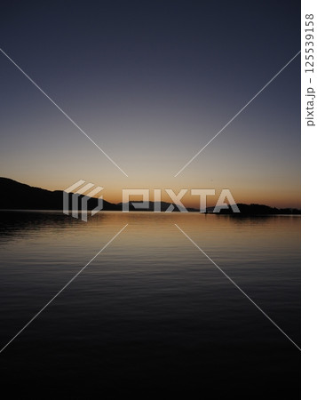 静かな海と夜明け 125539158