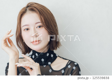 若い女性のヘアスタイルイメージ　　 125539838