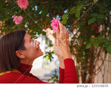 Tourist woman enjoys historic charm of Hochst near Frankfurt 125539870