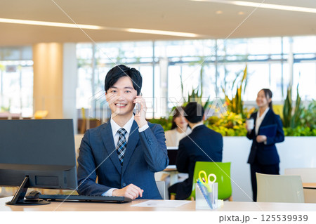 オフィスで働く若いビジネスマン　撮影協力：学校法人電波学園　東京電子専門学校 125539939