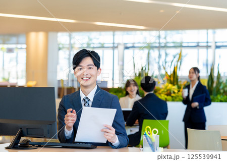 オフィスで働く若いビジネスマン　撮影協力：学校法人電波学園　東京電子専門学校 125539941