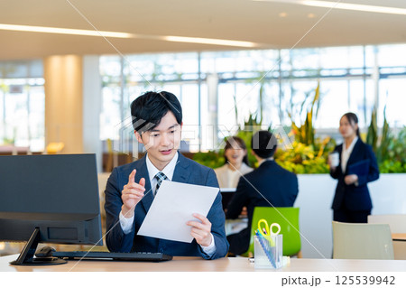 オフィスで働く若いビジネスマン　撮影協力：学校法人電波学園　東京電子専門学校 125539942