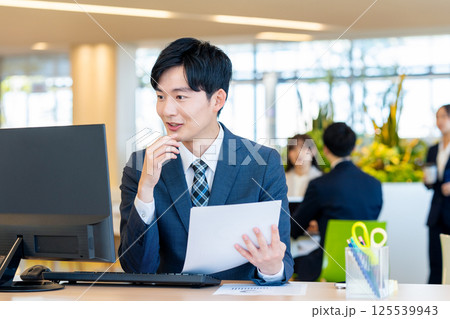 オフィスで働く若いビジネスマン 撮影協力:学校法人電波学園 東京電子専門学校 オフィスで働く若いビジネスマン 撮影協力:学校法人電波学園 東京電子専門学校 125539943