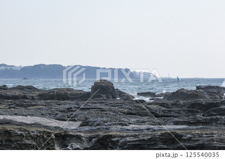 黒砂の浜と岩場が続く三浦半島の黒崎海岸 黒砂の浜と岩場が続く三浦半島の黒崎海岸 125540035