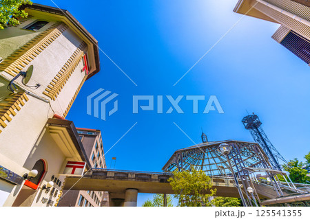 日本の横浜都市景観 横浜市営地下鉄 中川駅(東京都市大横浜キャンパス前)前や中川駅前郵便局などを望む 125541355