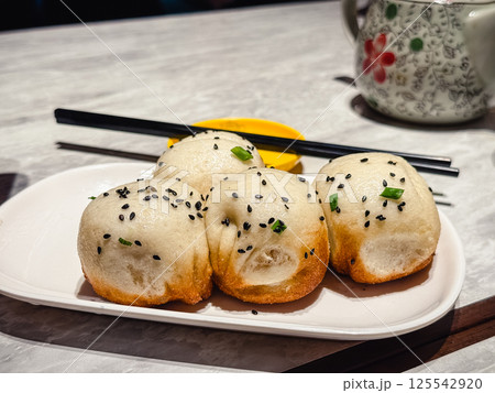 中国・上海発祥の生煎包（焼き小龍包） 125542920