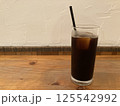 夏の暑い日にカフェで飲むアイスコーヒー 125542992