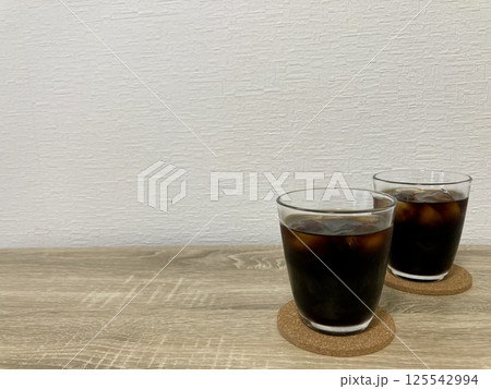 部屋で飲むアイスコーヒー 125542994